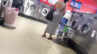 Curvy older milf showing off vpls in the laundromat