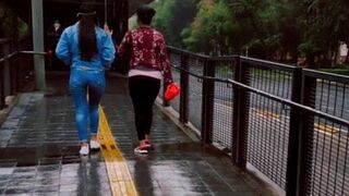 Culonas madre e hija y a la mama se le ve el calzon en lento