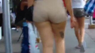 Candid cute lady giant rear-end on tight caqui shorts