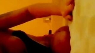 Mary Chilli se masturbando na online cam enquanto corno dorme