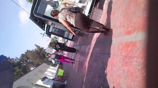 Abuela en pantalon de vestir con unas ricas nalgotas