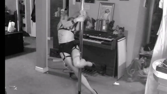 FULL POLE DANCING VIDEOS AVAILBLE ON MANYVIDS ♡