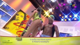 Mulher Pera dancando gostosa com anao Superpop RedeTV 2009