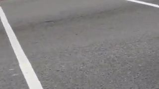 Gostosa caminhando