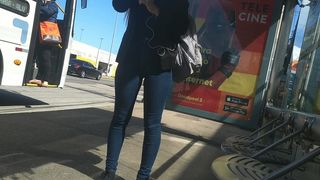 Camel toe from teen in bus stop
