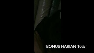 jilbab hitam keenakan di kenyot susunya