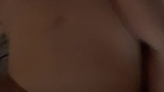 Hotwife ingoia lo sperma caldo del bull davanti al marito