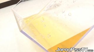 Tiny Japanese babes pissing hard in close up