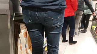 Jeans ass milf bend over waiting in line