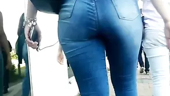 Loira maravilhosa no jeans Nice blonde big ass in jeans