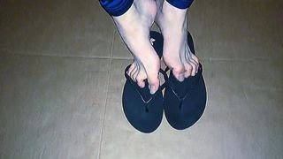 Shoe play in black reef flip flops natural toes 2